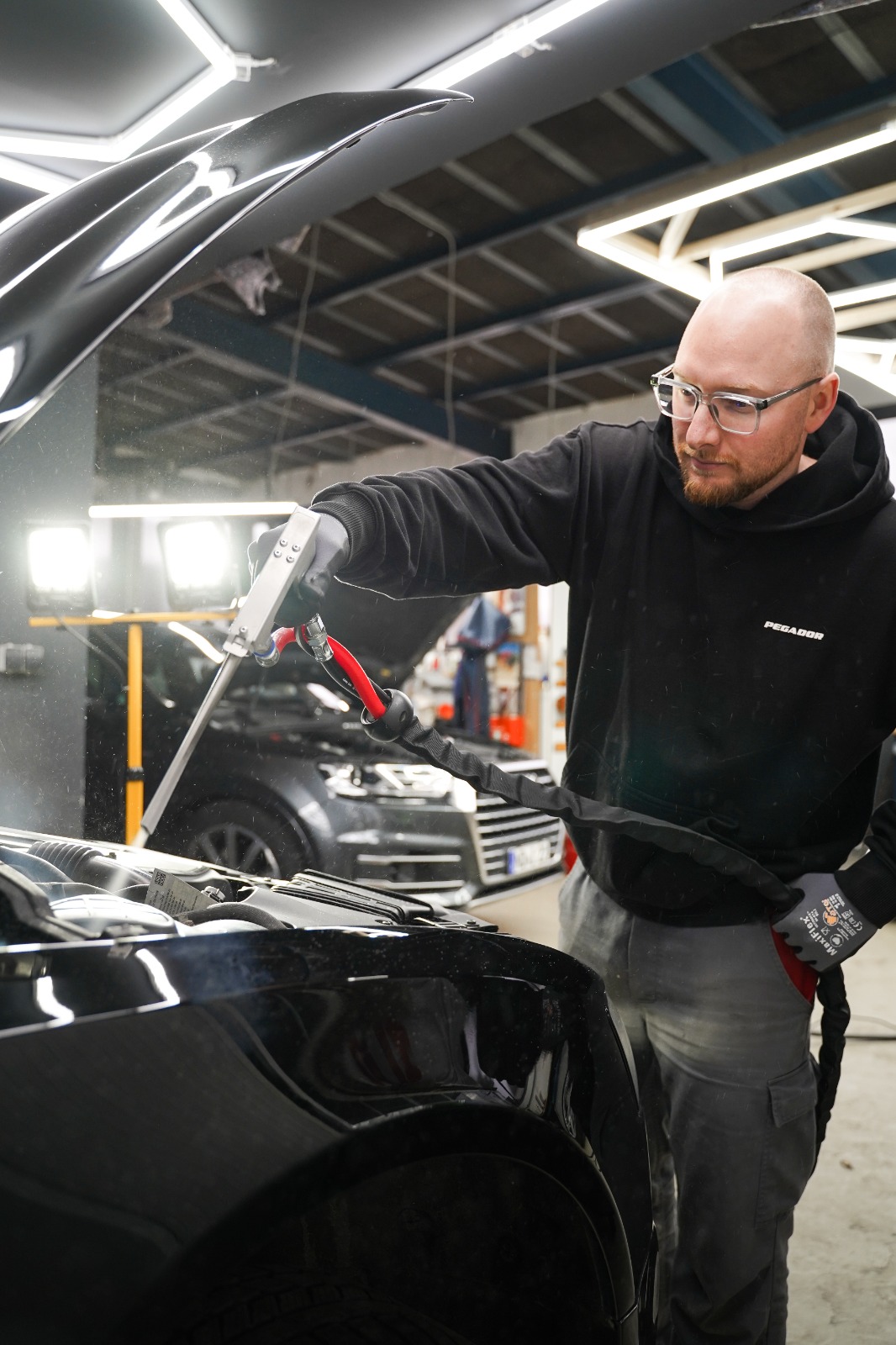 Marcel Rahn arbeitet in der Stay-Clean-Detailing-Halle